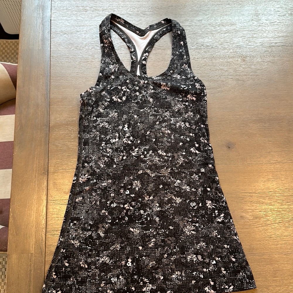 Lululemon Black w subtle flower print tank sz2